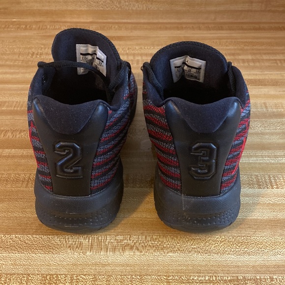 Jordan B Fly Black/ Gym Red /Dark Grey (GS) size 5.5Y- 881446-100 - Picture 3 of 7